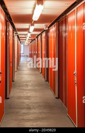 Orangefarbener Innenraum der Selbstlagereinheiten bei einem beiliegenden Mini Lagereinrichtung Stockfoto