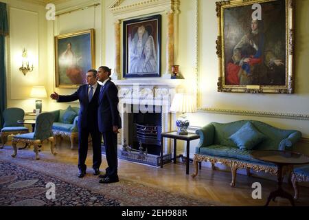 Präsident Barack Obama wird in der Downing Street 10 in London, England, vom britischen Premierminister Gordon Brown, 1. April 2009 begrüßt. Stockfoto