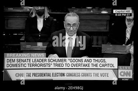 Ein CNN-Screenshot Senator Chuck Schumer vor dem Senat, nachdem Anhänger von Präsident Trump die Auszählung der Wahlkollegium-Stimmen gestört hatte. Stockfoto