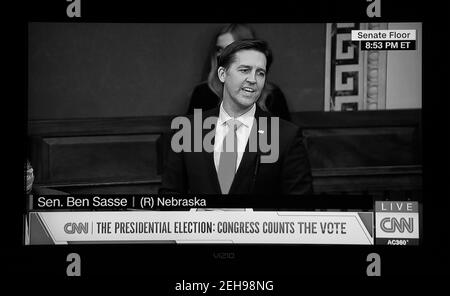 Ein CNN-Screenshot US-Senator Ben Sasse vor dem Senat nach Befürwortern von Präsident Trump gestört die Zählung der Wahlkollegium Stimmen. Stockfoto