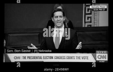 Ein CNN-Screenshot US-Senator Ben Sasse vor dem Senat nach Befürwortern von Präsident Trump gestört die Zählung der Wahlkollegium Stimmen. Stockfoto