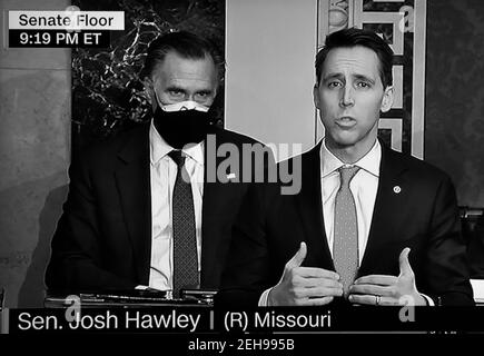 Ein CNN-Screenshot US-Senator Josh Hawley vor dem Senat nach Befürwortern von Präsident Trump gestört die Zählung der Wahlkollegium Stimmen. Stockfoto