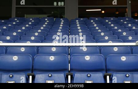 Bielefeld, Deutschland. Februar 2021, 19th. Fußball: Bundesliga, Arminia Bielefeld - VfL Wolfsburg, Matchday 22 in der Schüco Arena. Blick auf leere Plätze mit dem Vereinswappen der Arminia Bielefeld. WICHTIGER HINWEIS: Gemäß den Bestimmungen der DFL Deutsche Fußball Liga und des DFB Deutscher Fußball-Bund ist es untersagt, im Stadion und/oder des Spiels aufgenommene Fotos in Form von Sequenzbildern und/oder videoähnlichen Fotoserien zu verwenden oder zu verwenden. Kredit: Friso Gentsch/dpa/Alamy Live Nachrichten Stockfoto