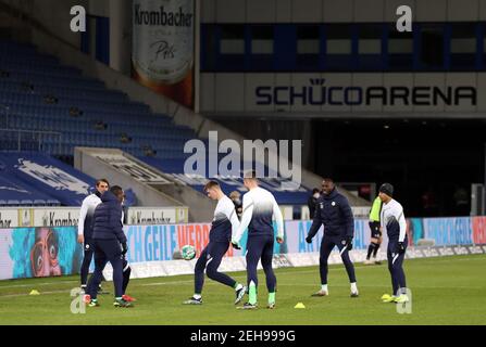 Bielefeld, Deutschland. Februar 2021, 19th. Fußball: Bundesliga, Arminia Bielefeld - VfL Wolfsburg, Matchday 22 in der Schüco Arena. Wolfsburger Spieler wärmen sich vor dem Spiel auf. WICHTIGER HINWEIS: Gemäß den Bestimmungen der DFL Deutsche Fußball Liga und des DFB Deutscher Fußball-Bund ist es untersagt, im Stadion und/oder des Spiels aufgenommene Fotos in Form von Sequenzbildern und/oder videoähnlichen Fotoserien zu verwenden oder zu verwenden. Kredit: Friso Gentsch/dpa/Alamy Live Nachrichten Stockfoto