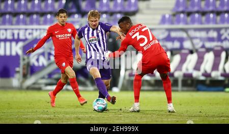 Aue, Deutschland. 19th Feb, 2021. firo: 19.02.2021 Fußball: Fußball: Archivfotos 2.Bundesliga-Saison 2020/21 Erzgebirge Aue - VfL Bochum Duels, Jan Hochscheidt, Versus, Armel Bella-Kotchap PICTURE POINT/firosportphoto Quelle: dpa/Alamy Live News Stockfoto