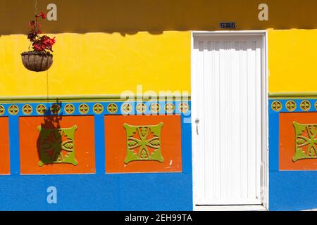 Kolumbien Guatape Haus in Guatape bunt bemalt mit einem Wandbild namens Zocalo auf seiner Fassade. Stockfoto