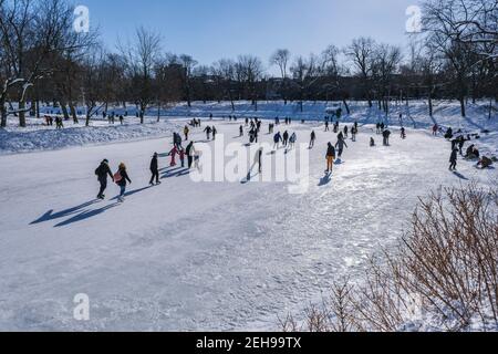 Montreal, Kanada - 31. Januar 2021: Menschen Schlittschuhlaufen auf Lafontaine Park Natureisbahn Stockfoto