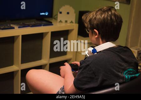 Teenager Junge spielt neue Xbox-Konsole. Stockfoto