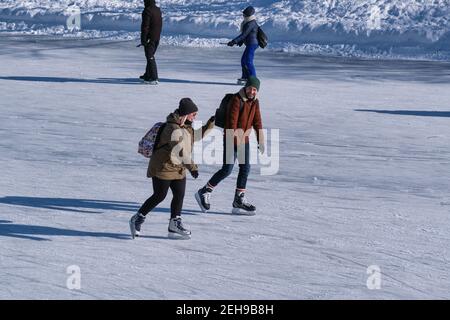 Montreal, Kanada - 31. Januar 2021: Menschen Schlittschuhlaufen auf Lafontaine Park Natureisbahn Stockfoto