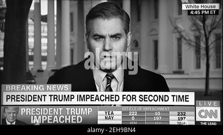 Ein CNN-Screenshot des Nachrichtenkorrespondenten Jim Acosta, der ankündigt, dass Präsident Donald Trump zum zweiten Mal angeklagt wurde. Stockfoto