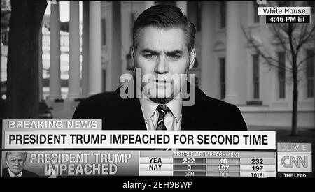 Ein CNN-Screenshot des Nachrichtenkorrespondenten Jim Acosta, der ankündigt, dass Präsident Donald Trump zum zweiten Mal angeklagt wurde. Stockfoto