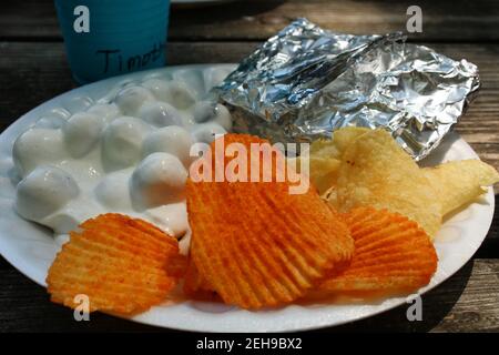 Picknick-Mahlzeit einer Grilltilla, Kartoffelchips und beschichtete Trauben, auf Picknick-Tisch. East Harbor State Park, Ohio Stockfoto