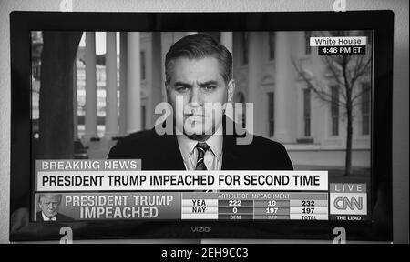 Ein CNN-Screenshot des Nachrichtenkorrespondenten Jim Acosta, der ankündigt, dass Präsident Donald Trump zum zweiten Mal angeklagt wurde. Stockfoto