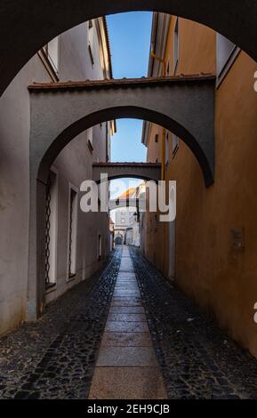 Zgorzelec Gorlitz Januar 27 2020 kleine Betonbögen über Weg Zwischen Gebäuden Stockfoto