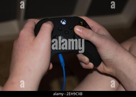 Teenager Junge spielt neue Xbox-Konsole. Stockfoto