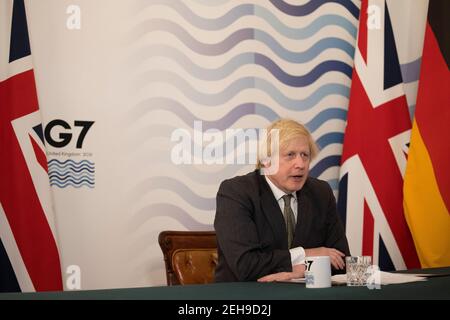 London, Großbritannien. Februar 2021, 19th. Der britische Premierminister Boris Johnson spricht am 19. Februar 2021 während eines virtuellen Treffens der Führer der Gruppe der Sieben in der Downing Street in London, Großbritannien. Die Staats- und Regierungschefs der Gruppe der Sieben (G7) haben am Freitag zugesagt, mit der Gruppe der 20 (G20) und anderen internationalen Institutionen in einer Reihe globaler Fragen zusammenzuarbeiten, darunter Bekämpfung der Coronavirus-Pandemie, Klimawandel und Aufrechterhaltung des regelbasierten multilateralen Handelssystems, Signale senden, dass sich die G7 für eine multilaterale Zusammenarbeit einsetzen werden. Stockfoto