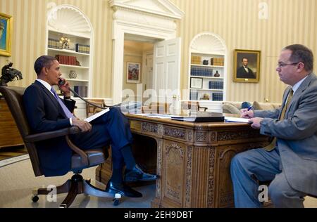 Präsident Barack Obama telefoniert mit dem Federal Emergency Management Agency Administrator Craig Fugate über die Vorbereitungen für den Hurrikan Earl während eines Anrufs im Oval Office, 1. September 2010. Rechts hört Richard A. Reed, Sonderassistent des Präsidenten für Heimatschutz. Stockfoto