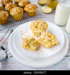 Joghurt-Muffins mit Äpfeln und Haferbrei. Ein Vorschlag für ein gesundes Frühstück. Stockfoto