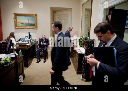 Brian Mosteller, stellvertretender Direktor des Oval Office Operations, und Dan Shapiro, Senior Director für den Nahen Osten, betreten das Outer Oval Office, wo George Mitchell, Sondergesandter für Nahost-Frieden, Stabschef Rahm Emanuel und persönliche Sekretärin Katie Johnson auf den Präsidenten warten, 1. September 2010 Stockfoto