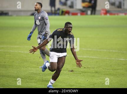 Brian Brobbey von Ajax feiert sein Tor, während Torhüter von Lille Mike Maignan während der UEFA Europa League, Roun / LM niedergeschlagen wird Stockfoto
