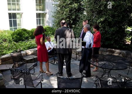 Präsident Barack Obama trifft sich mit hochrangigen Beratern, darunter von links, Mona Sutphen, stellvertretender Stabschef für Politik, David Axlerod, Rahm Emanuel, Stabschef, Valerie Jarrett, Und Dan Pfeiffer, Leiter der Kommunikation in einem Terrassenbereich außerhalb des Oval Office, 7. September 2010. Stockfoto
