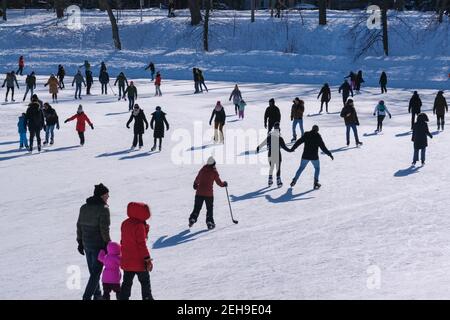 Montreal, Kanada - 31. Januar 2021: Menschen Schlittschuhlaufen auf Lafontaine Park Natureisbahn Stockfoto