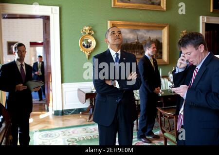 Präsident Barack Obama wartet im Grünen Raum, bevor er den Ostraum des Weißen Hauses für seine Pressekonferenz am 10. September 2010 betritt. Stockfoto