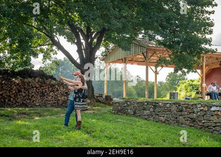 Paar nimmt Foto zusammen auf Handy, während das Tragen von Masken, Conowingo, Maryland Stockfoto