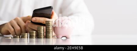 Sparen Sie Geld In Sparschwein. Mobile Banking Und Budgetierung Stockfoto