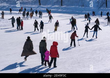 Montreal, Kanada - 31. Januar 2021: Menschen Schlittschuhlaufen auf Lafontaine Park Natureisbahn Stockfoto