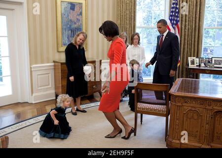 First Lady Michelle Obama streicheln mit Lynne Silosky, einer Nichte der posthumen Ehrenmedaille, Stabsfeldwebel Robert J. Miller, im Oval Office, 6. Oktober 2010. Stockfoto