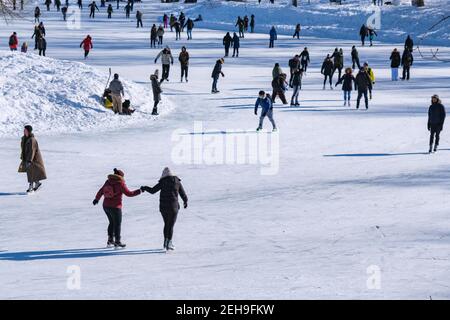 Montreal, Kanada - 31. Januar 2021: Menschen Schlittschuhlaufen auf Lafontaine Park Natureisbahn Stockfoto