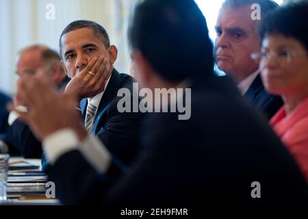 Präsident Barack Obama hört dem Bürgermeister von Los Angeles, Antonio Villaraigosa, während eines Treffens über Infrastrukturinvestitionen im State Dining Room des Weißen Hauses am 11. Oktober 2010 zu. Stockfoto