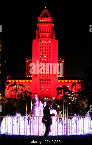 Los Angeles, Kalifornien, USA. Februar 2021, 18th. Los Angeles City Hall ist in roter Farbe beleuchtet, um NASA Rover Ausdauer zu feiern, gebaut am Jet Propulsion Laboratory in Pasadena, erfolgreich Landung auf der Oberfläche des Mars Donnerstag, 18. Februar 2021 in Los Angeles. Kredit: Ringo Chiu/ZUMA Wire/Alamy Live Nachrichten Stockfoto
