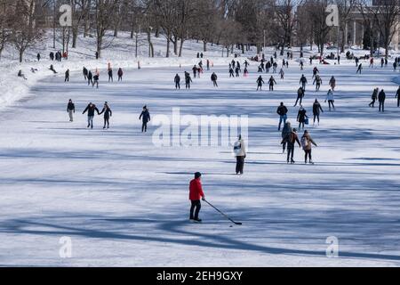 Montreal, Kanada - 31. Januar 2021: Menschen Schlittschuhlaufen auf Lafontaine Park Natureisbahn Stockfoto