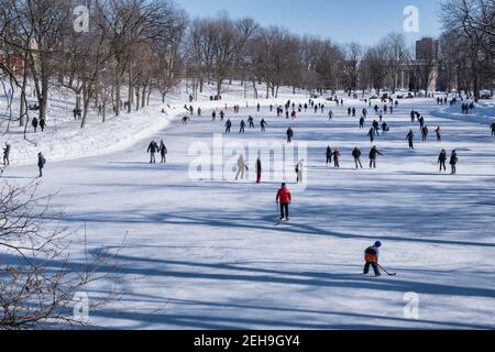 Montreal, Kanada - 31. Januar 2021: Menschen Schlittschuhlaufen auf Lafontaine Park Natureisbahn Stockfoto