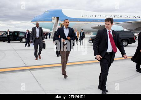 Präsident Barack Obama Walks kommt am 31. Oktober 2010 am Cleveland-Hopkins International Airport in Cleveland, Ohio an. Stockfoto