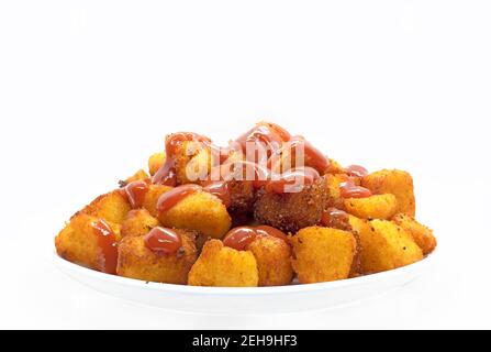Spicy Rösted Idli: Südindische Snacks werden aus übrig gebliebenen Idli mit Tomatenketchup zubereitet. Stockfoto