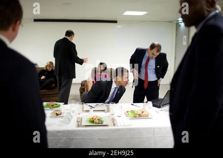 Präsident Barack Obama überprüft seine Rede vor dem türkischen parlament mit dem Redenschreiber Ben Rhodes beim Mittagessen am 3. April 2009 in Straßburg, Frankreich. Stockfoto