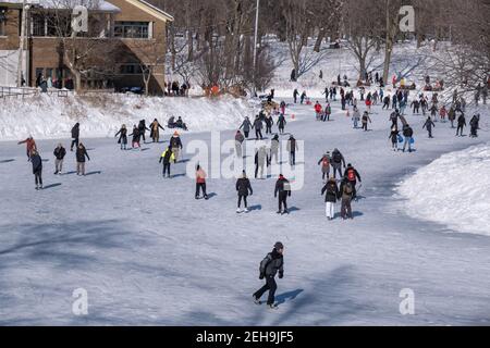 Montreal, Kanada - 31. Januar 2021: Menschen Schlittschuhlaufen auf Lafontaine Park Natureisbahn Stockfoto