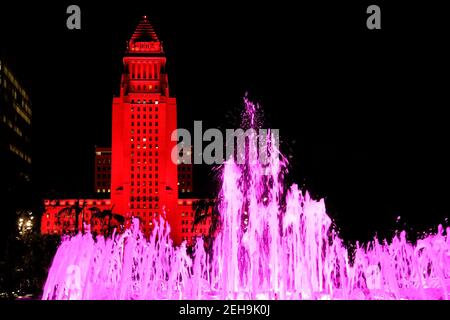 Los Angeles, Kalifornien, USA. Februar 2021, 18th. Das Rathaus von Los Angeles ist in roter Farbe beleuchtet, um die Ausdauer des NASA-Rover zu feiern, der im Jet Propulsion Laboratory in Pasadena gebaut wurde und erfolgreich auf der Marsoberfläche landete. Kredit: Ringo Chiu/ZUMA Wire/Alamy Live Nachrichten Stockfoto