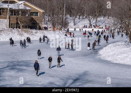 Montreal, Kanada - 31. Januar 2021: Menschen Schlittschuhlaufen auf Lafontaine Park Natureisbahn Stockfoto