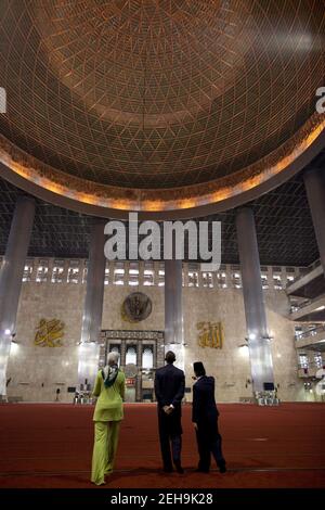 Präsident Barack Obama und First Lady Michelle Obama besuchen den Hauptgebetssaal bei einer Besichtigung der Istiqlal Moschee mit dem Großimam Ali Mustafa Yaqub in Jakarta, Indonesien, 10. November 2010. Stockfoto