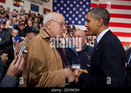 Präsident Barack Obama begrüßt den koreanischen Kriegsveteranen, den privaten Hector Cafferata, nach seinen Ausführungen in der Yongsan Garrison in Seoul, Korea, am 11. November 2010. Stockfoto