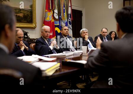 Präsident Barack Obama nimmt an einer Sitzung über Steuersenkungen im Roosevelt-Raum des Weißen Hauses, 15. November 2010 Teil. Von links sitzen der Vorsitzende des Wirtschaftsberaters, Austan Goolsbee, Vizepräsident Joe Biden, der interimistische Stabschef Pete Rouse, der Senior Advisor David Axelrod und der stellvertretende Stabschef für Politik, Mona Sutphen. Stockfoto