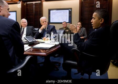 Präsident Barack Obama und Vizepräsident Joe Biden treffen sich mit dem nationalen Sicherheitsteam zu Afghanistan und Pakistan im Situationsraum des Weißen Hauses, 17. November 2010. Stockfoto