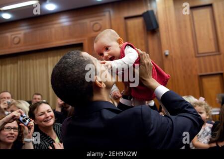 Präsident Obama hebt ein Baby am 4. April 2009, während der US-Botschaft Begrüßung in einem Hotel in Prag. Stockfoto