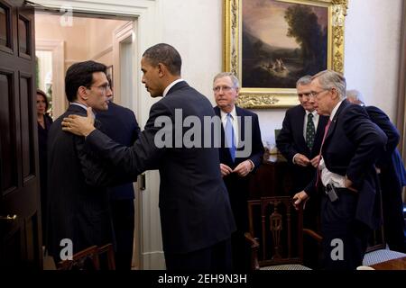 Präsident Barack Obama spricht mit dem Republikanischen Whip, Rep. Eric Cantor, R-VA., zum Abschluss eines Treffens mit der parteiübergreifenden Kongressleitung im Oval Office Private Dining Room, 30. November 2010. Rechts hören Senator Mitch McConnell, R-Ky., republikanischer Führer; Senator Jon Kyl, R-Arizona, Republikanische Peitsche und Senator Harry Reid, D-Nev., Mehrheitsführer. Stockfoto