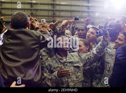 3. Dezember 2010 der Präsident begrüßt US-Soldaten auf dem Bagram Airfield nach einem nächtlichen, unangekündigten Flug nach Afghanistan. Wir sollten mit dem Hubschrauber nach Kabul fliegen, um uns mit dem afghanischen Präsidenten Hamid Karzai zu treffen, aber dieser Teil des Ausflugs wurde aufgrund starker Winde abgesagt. Stockfoto