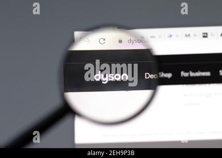 New York, USA - 15. Februar 2021: Dyson Website im Browser mit Firmenlogo, illustrative Editorial Stockfoto